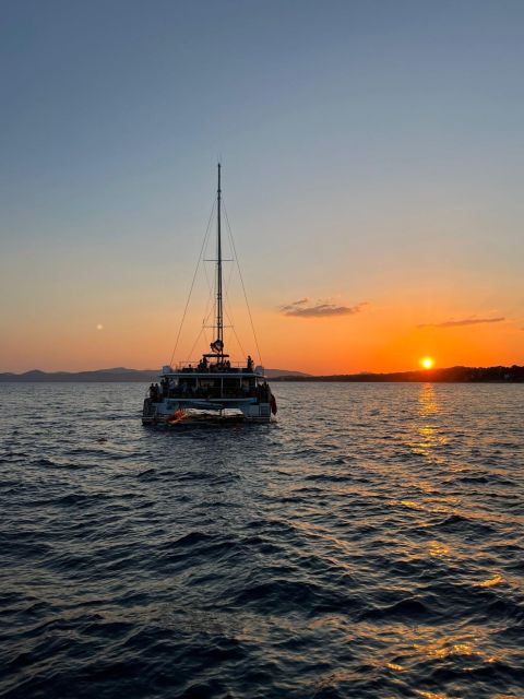 Saint-Raphaël : Sunset Cruise Cape Dramont & Golden Island - The red rocks and golden-hour views