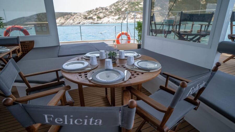 Saint-Raphaël : Sunset & Dinner Cruise to the Golden Island - Leaving Saint-Raphaël as the evening cools