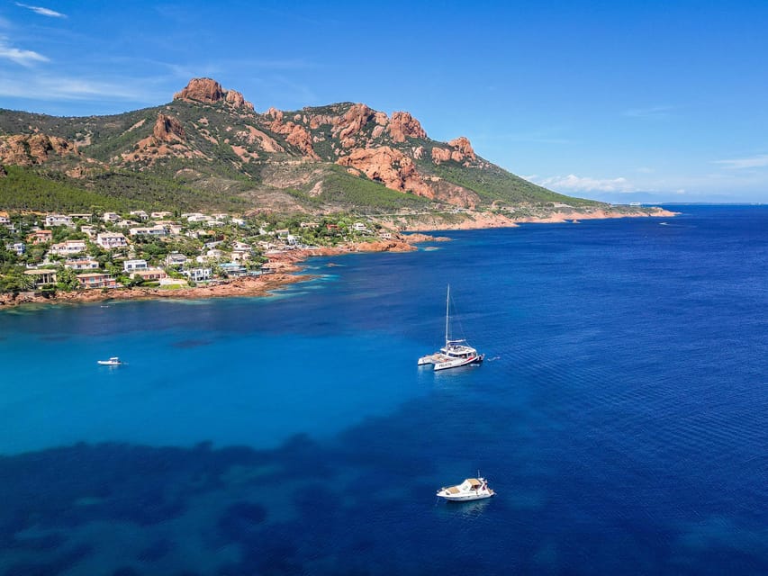 Saint-Raphaël : Sunset & Dinner Cruise to the Golden Island - The anchorage is the evening’s main event