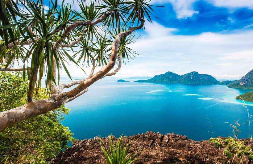 Semporna: Bohey 3 Islands Hike, Snorkel/Dive Tour with Lunch - Climbing Bohey Dulang’s 600-meter trail
