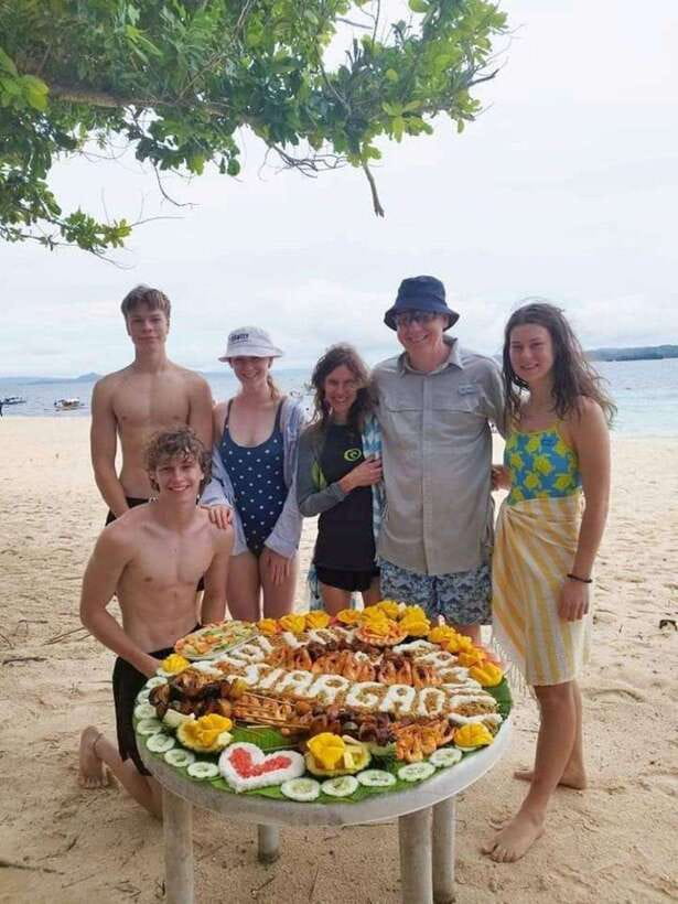 Siargao:Tri Island Hopping Naked Island, Daku, Guyam w/Lunch - The essentials at a glance