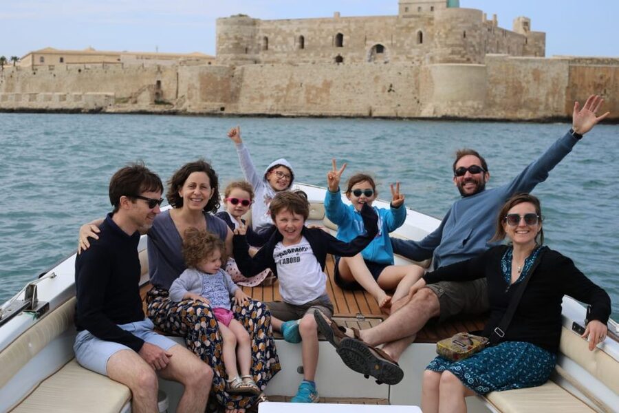 siracusa boat tour with visit to sea caves and ortigiaisland - Seeing the Arethusa Fountain from the sea