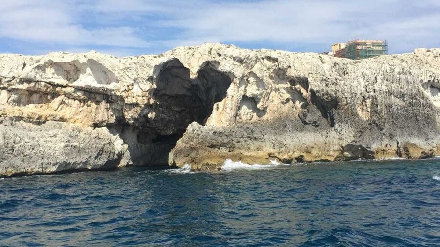 Siracusa: Ortygia Island Boat Tour with Grotto Visit - Why the sea is the right starting point for Ortygia