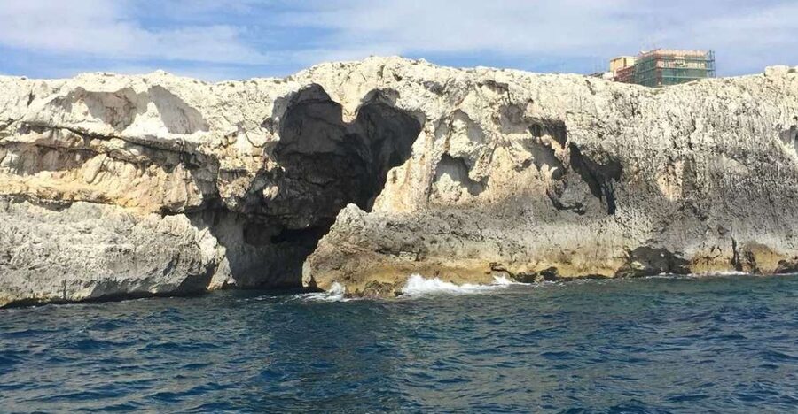 Siracusa: Ortygia Island Boat Tour with Grotto Visit - Meeting your skipper beside Zefiro Solarium