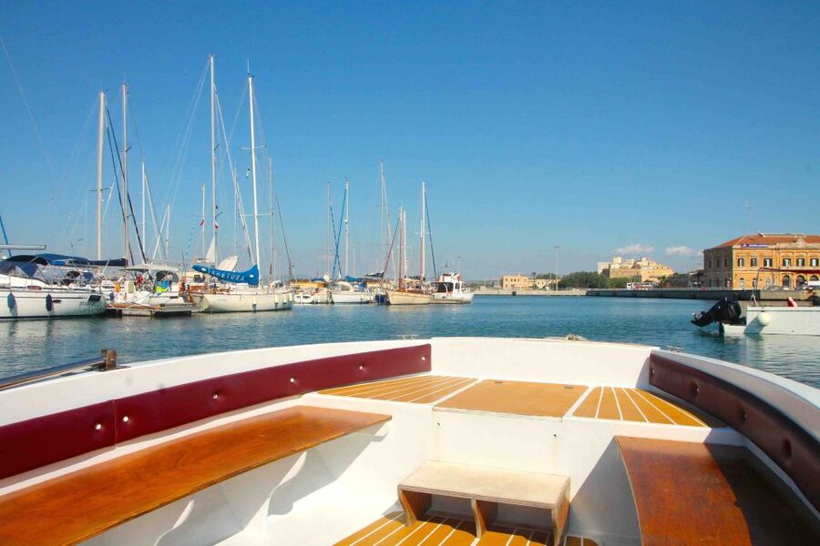Siracusa: Ortygia Island Boat Tour with Grotto Visit - The swim stop and the changing role of weather