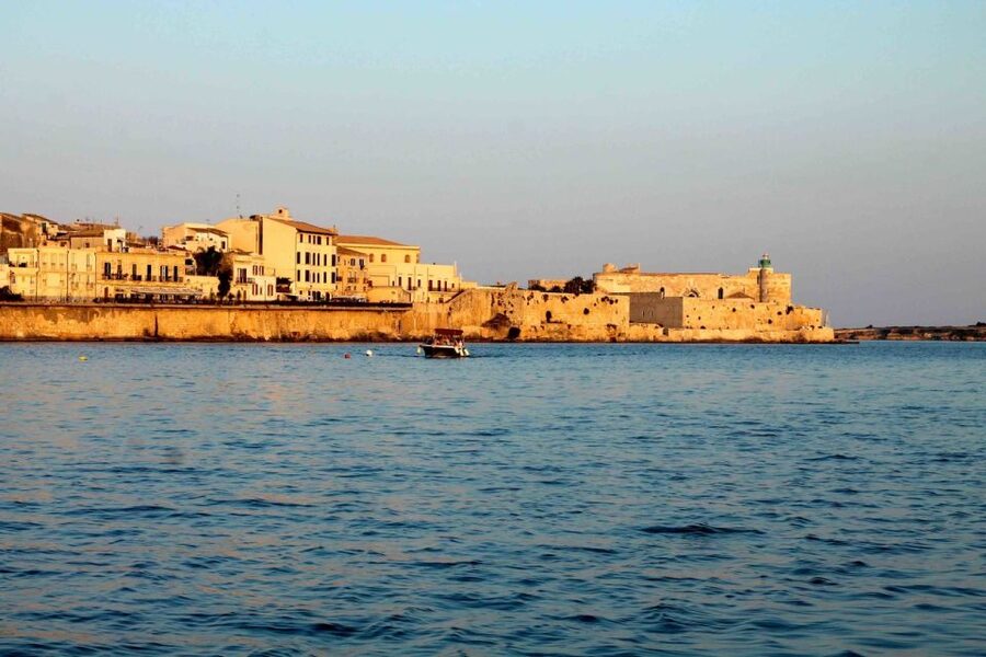 Siracusa: Ortygia Island Boat Tour with Grotto Visit - Shared or private boat: which suits you?