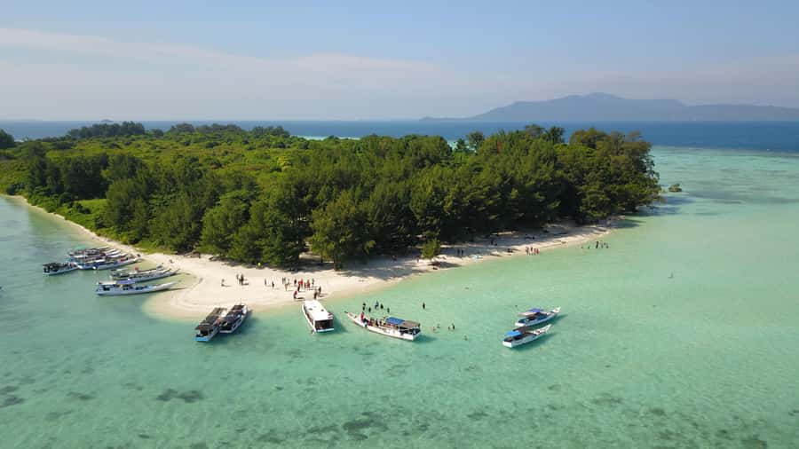 Snorkelling & islandhopping tour Karimunjawa (sharing tour) - White Sand, Blue Water, and Beach Lunch