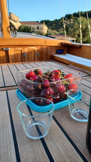 Spetses Island Boat Exploration ΖΩΗ e-kaiki - Starting at Kapelogiannis restaurant
