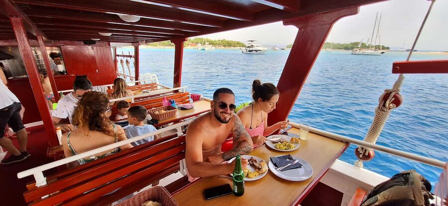 Split: 3 Island & Blue Lagoon Cruise with Lunch & Drinks - What the crew and facilities add