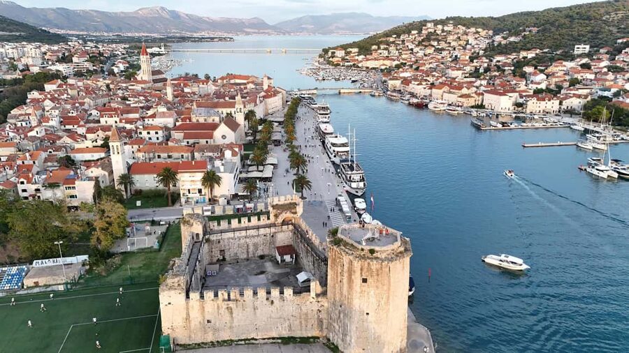 Split: Blue Lagoon & 3 Island Cruise with Snorkeling - Guides make a noticeable difference