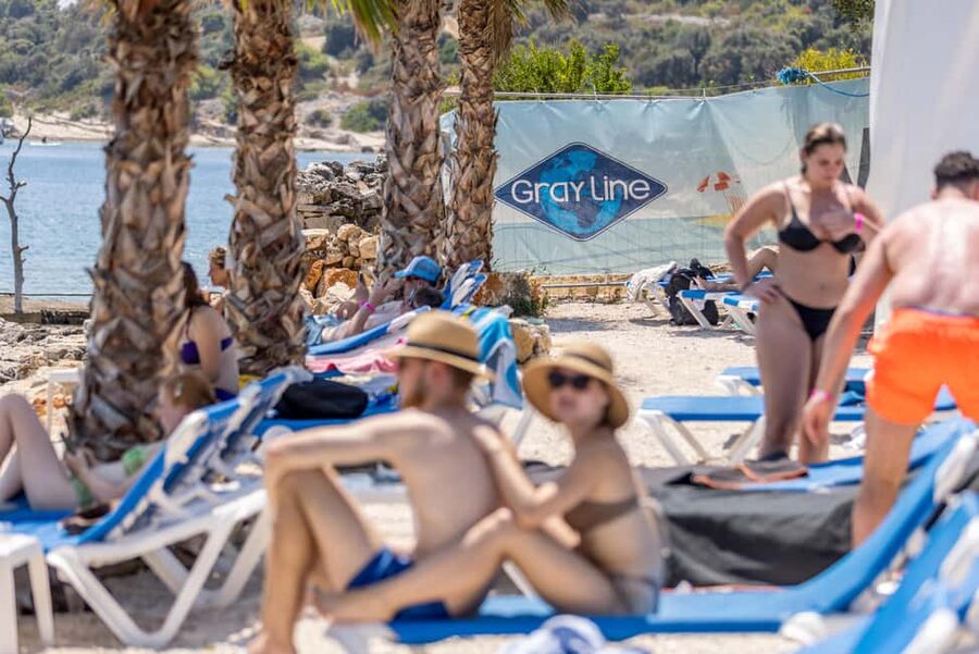 Split: Blue Lagoon 3 Islands All-Inclusive Cruise with Lunch - Maslinica on Šolta: a village finish