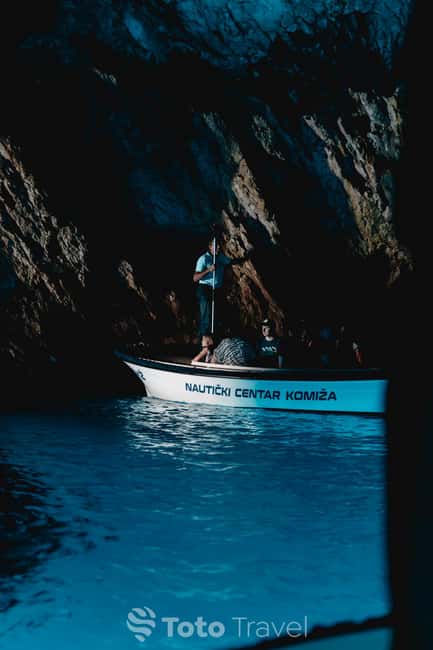 Split/Podstrana: Blue Cave, Hvar & 6 Islands Speedboat Trip - An hour in Komiža on Vis