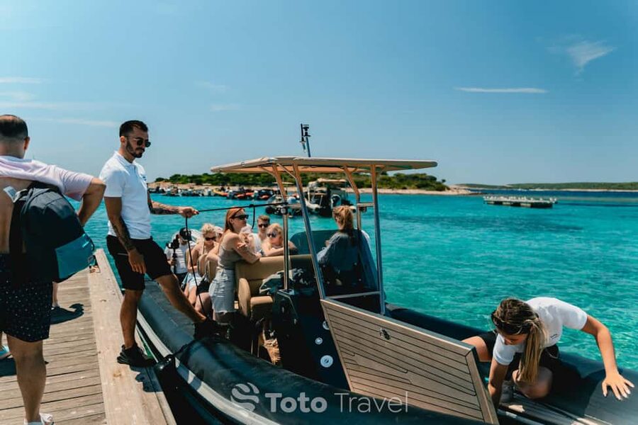 Split/Podstrana: Blue Cave, Hvar & 6 Islands Speedboat Trip - Two useful hours in Hvar Town