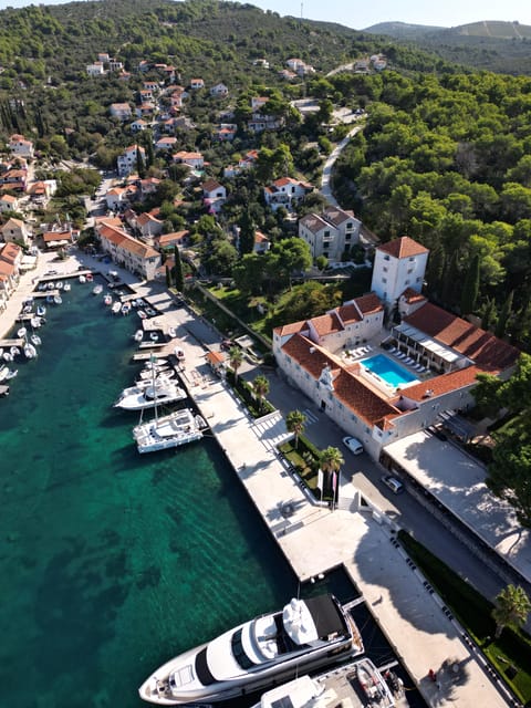 Split/Trogir: Half-Day 3-Island Speedboat Adventure - Maslinica on Šolta: a slower island hour