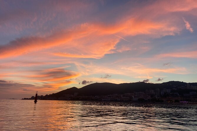 Sunset boat cruise with Aperitif at the Sanguinary Islands - Who will enjoy this outing most