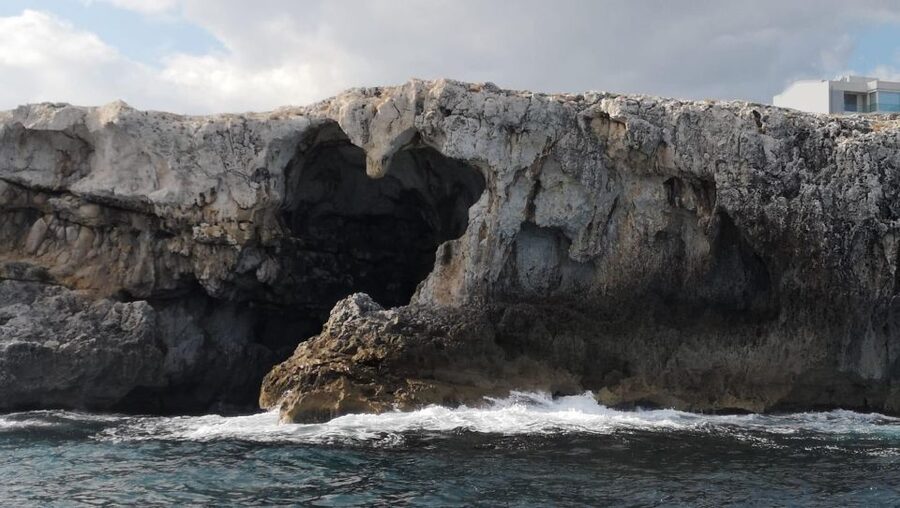 Syracuse: Boat tour Ortigia island,seacaves and Explanations - Entering the Capuchin, Coral, Heart, and Stalactite caves