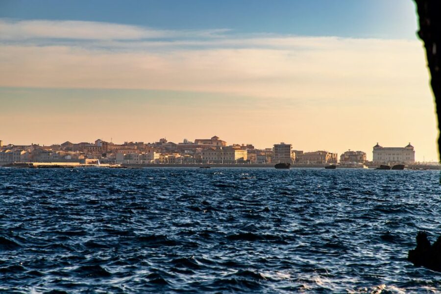 Syracuse: Ortigia Island Boat Tour with Lunch and Wine - Key points to know