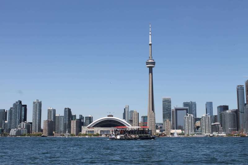 Toronto: Guided Harbour and Islands Sightseeing Cruise - What the commentary adds to a short cruise