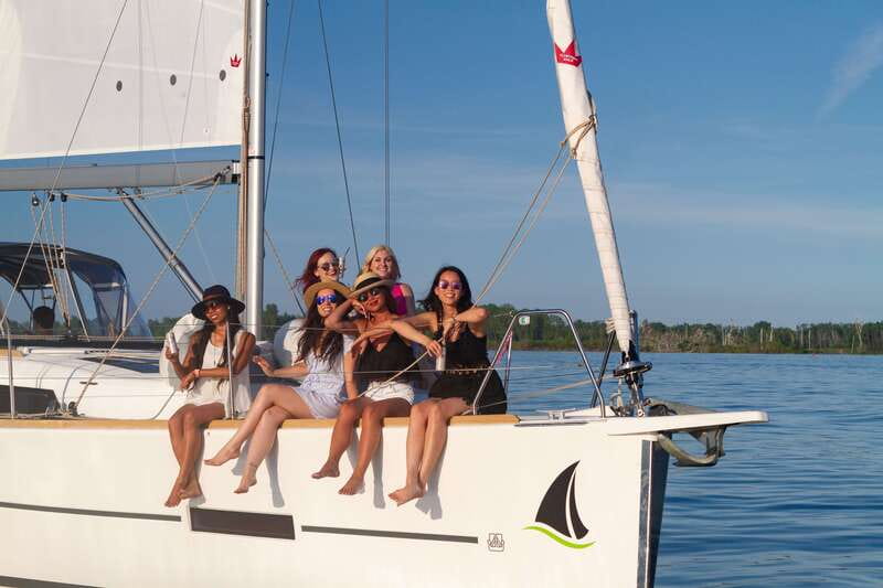 Toronto: Sailing Yacht Cruise of Toronto Harbor and Islands - Two or three hours around the Toronto Islands