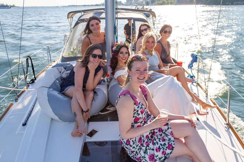 Toronto: Sailing Yacht Cruise of Toronto Harbor and Islands - Shared cruise or private yacht