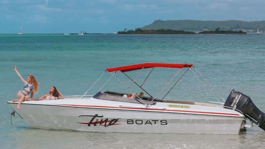 Trou d'Eau Douce: 5 Island Adventure with BBQ & Snorkeling - Ile aux Cerfs: beach time with a busy side