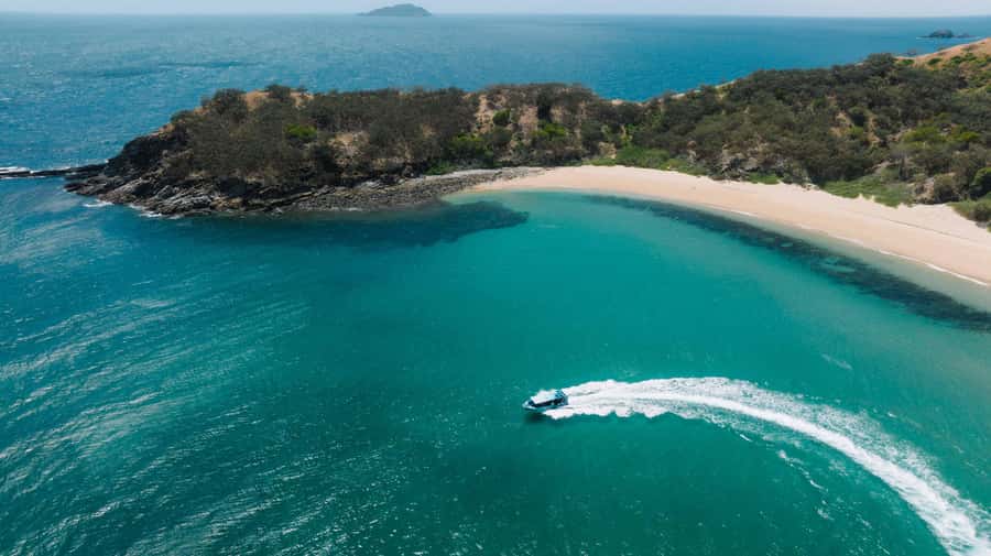 Yeppoon: Great Keppel Island Fast Boat Snorkel & Lunch Tour - A cold buffet on the sand